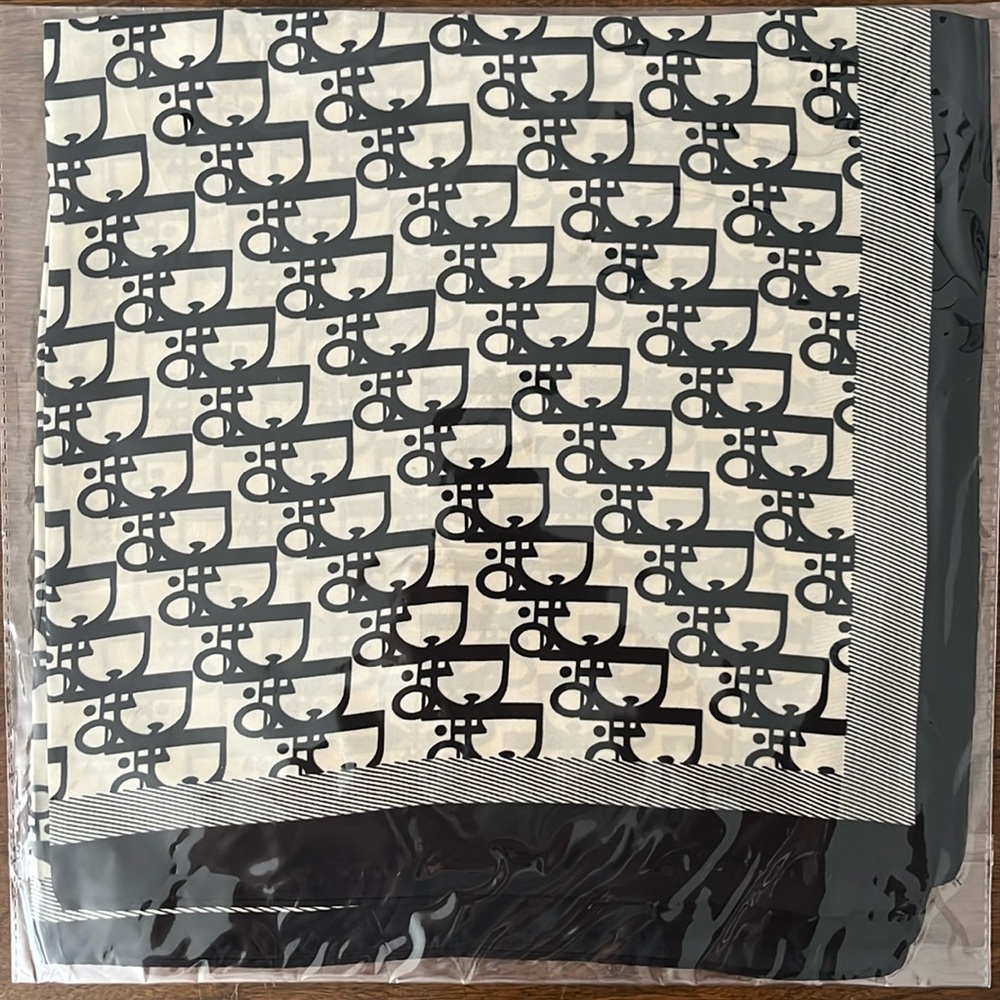 NEW 🖤 black and Cream Patterned Scarf